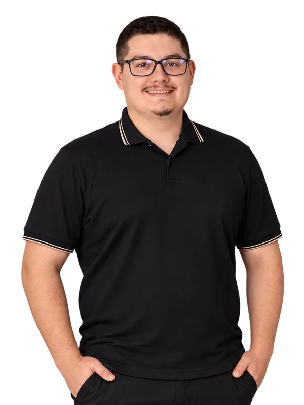 Carlos Morette de camisa polo preta, sorrindo